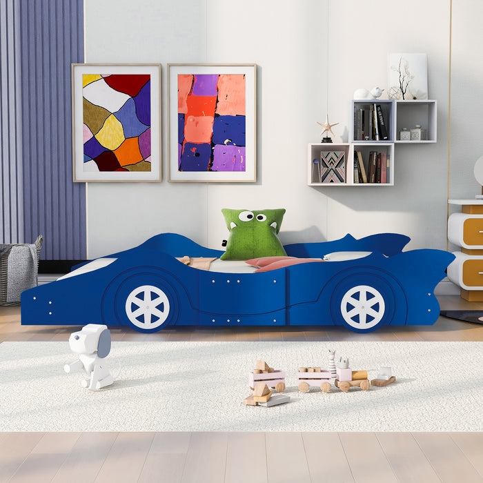 Cama de plataforma em formato de carro de corrida em tamanho real com rodas, azul